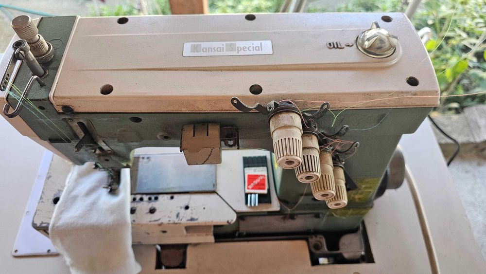 Mașina de cusut liniara, triploc si uberdeck