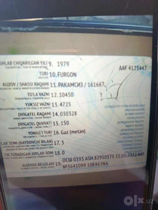Zil 130 naxadu yurib turgan moshina