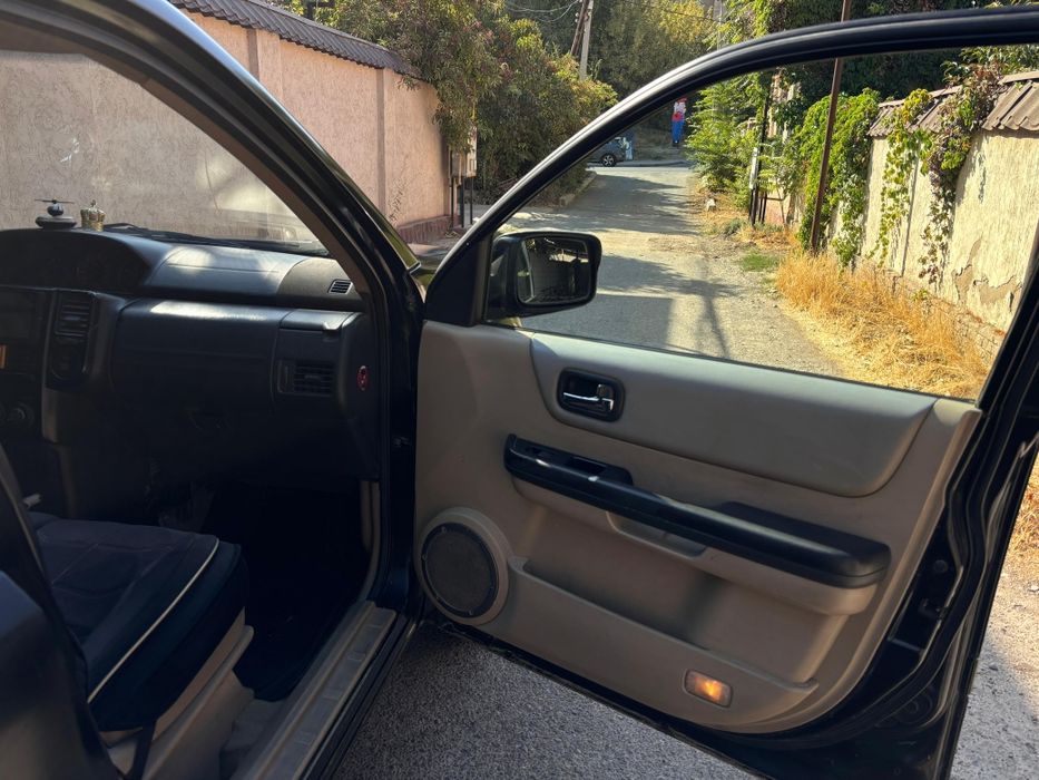 Машина Nisan X-Trail