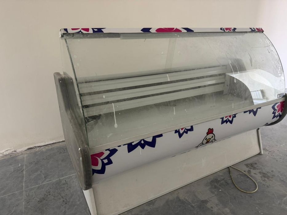 Продам витринный холодильник