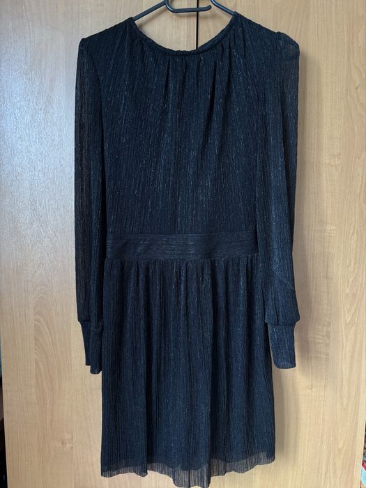 Елегантна черна рокля с дълъг ръкав