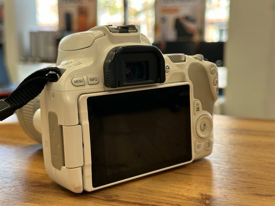 Canon   EOS 200D