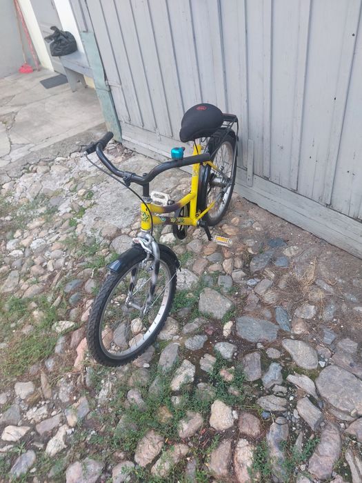 Vând bicicleta de copii roti de 20