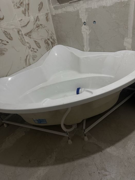 Продаётся угловая ванна