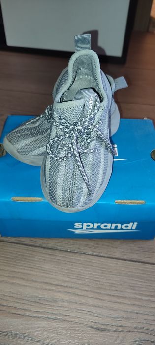 De vânzare adidași băieți din plasă nr. 25.