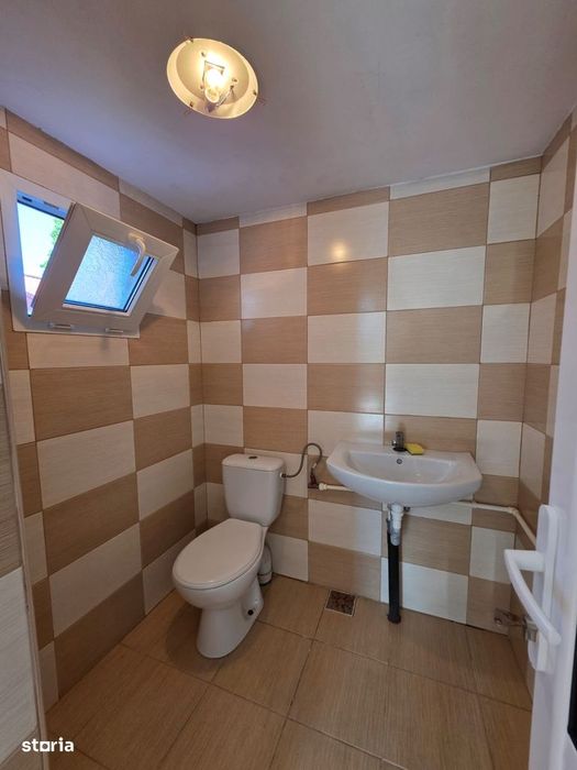 Casă în Roman, zonă centrală, suprafață 140 mp, 4 camere spațioase
