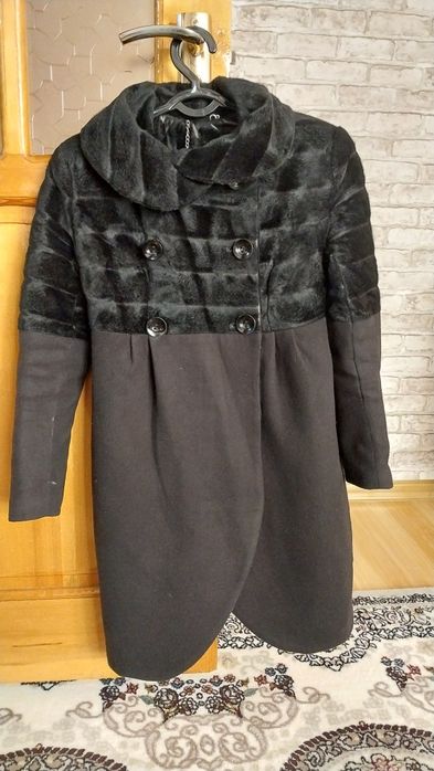 Palto jenskaya , razmer S  , b/u  50 .000 sum