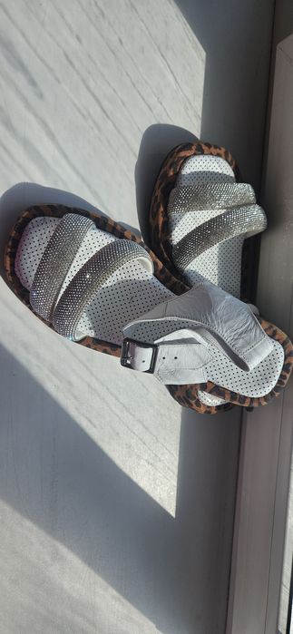 Продам босоножки новые