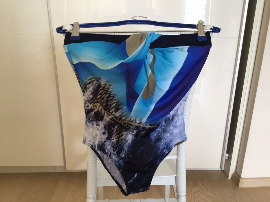 Дамски еднокомпонентен бански тип бандо. Нов