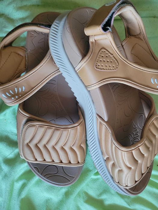 Sandale noi cu eticheta
