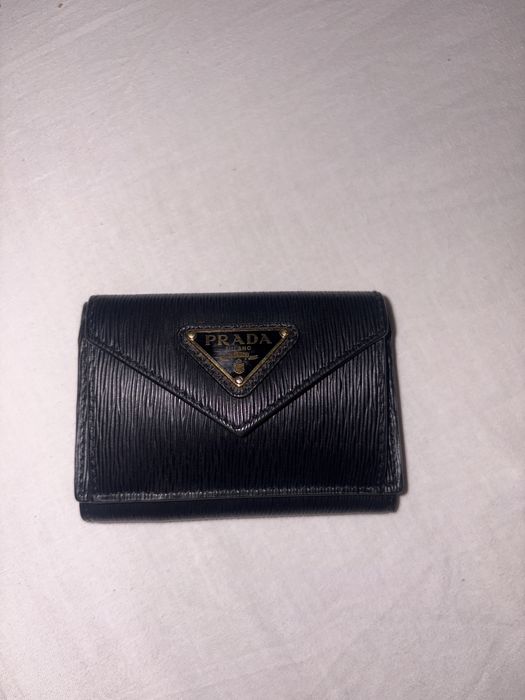 Vând portofel original Prada, model compact tip plic, din piele de vițel texturată Vitello Move 100% original