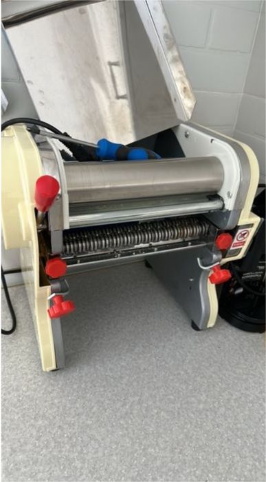 Тестораскаточная машина 240 мм