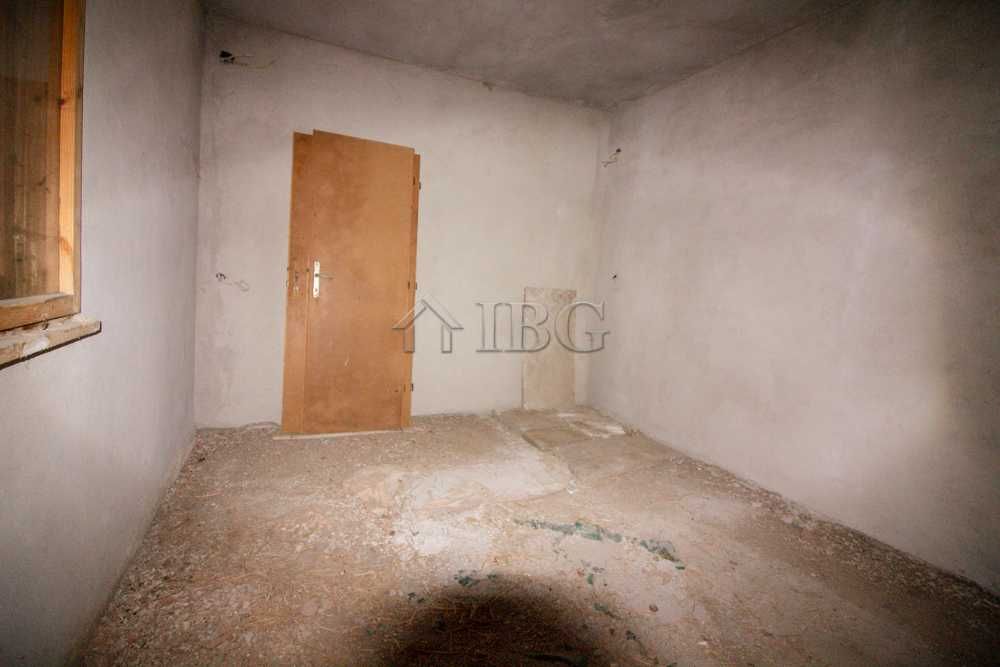 Новопостроена къща с 4 спални с гараж на 10 мин. с кола от Бяла