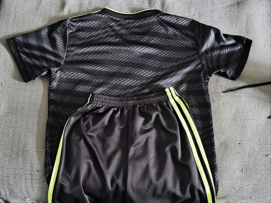 Футбольная форма и бутсы