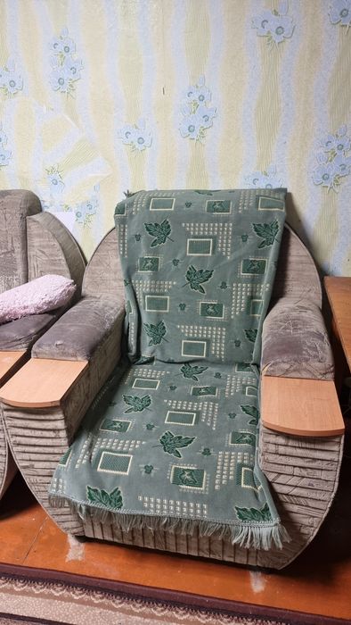 Продам Диван с креслом
