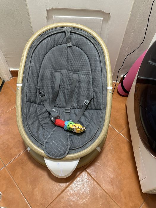 Balansoar / Leagăn electric bebeluși cu cadru aspect lemn – Stare excelentă (folosit 2 luni)