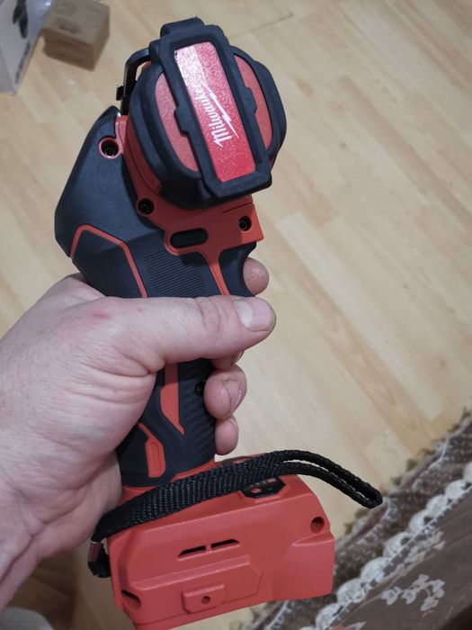 Polizor unghiular pt pânze 75 mm, pt baterii Milwaukee.