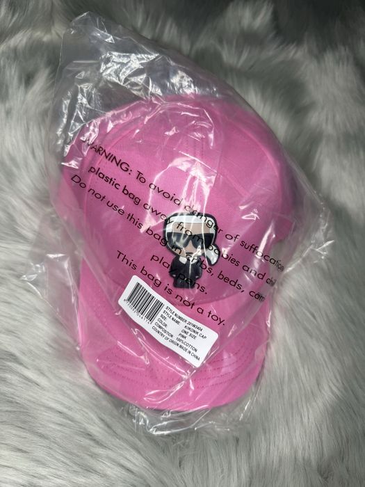 Дамски шапки с козирка Karl Lagerfeld