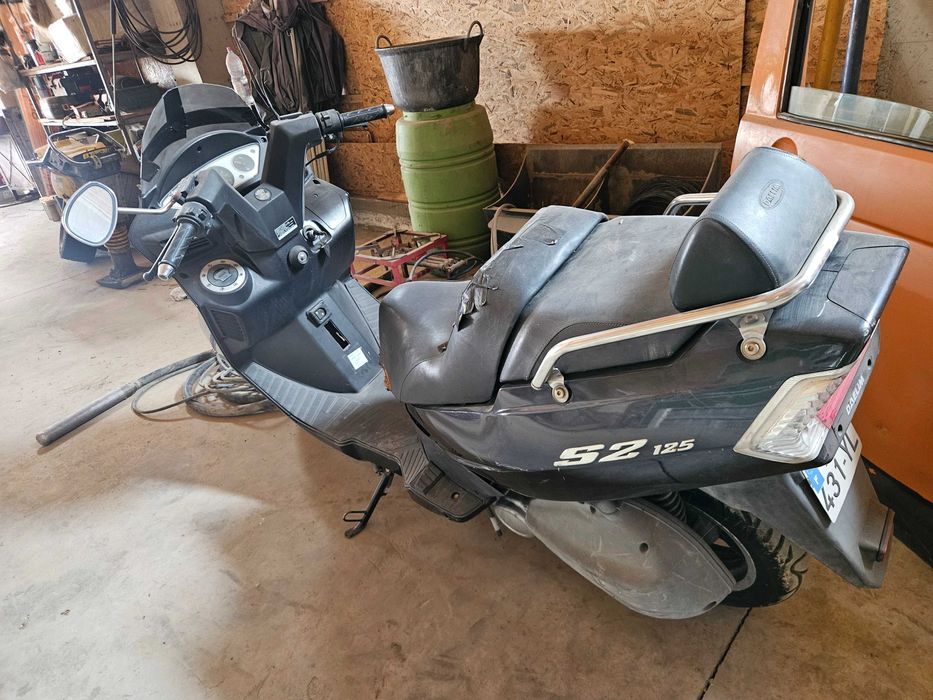 Vand patru scutere 125 cm3