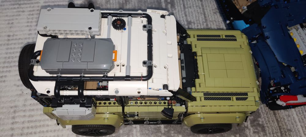 Оригинал LEGO Technic Land Rover Defender (42110) — собранная модель