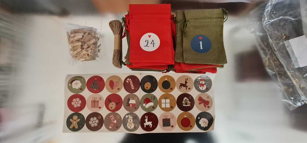 Set de 24 saculeti de craciun cadou cu 24 cleme si 24 stickere + funie