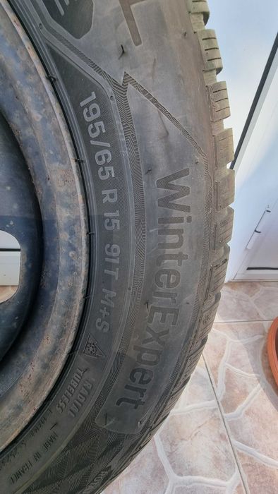 Продавам: Зимни гуми с джанти UNIROYAL195/65 R15 91Т M+S.  почти 9мм  грайфер.