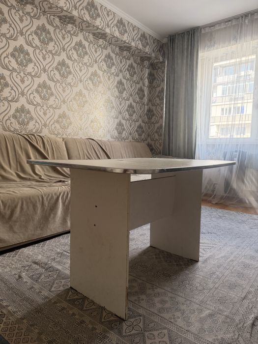 Белый стол с хорошим качеством