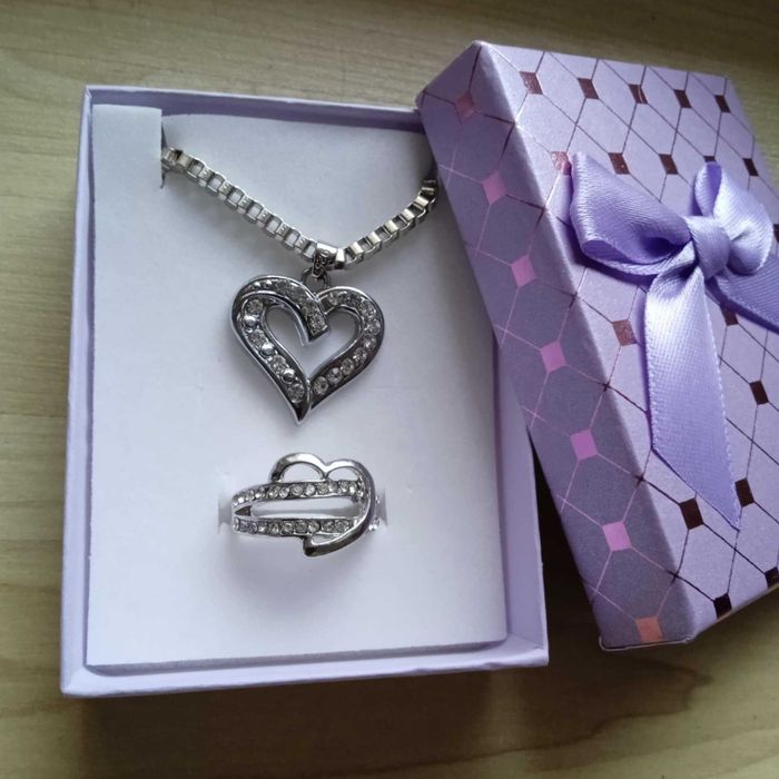 Чисто нов,дамски,, сребърен комплект в подаръчна кутия.