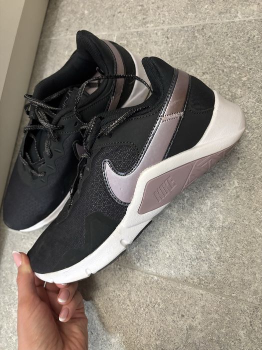 Маратонки  Nike Legend Essential 2 Premium