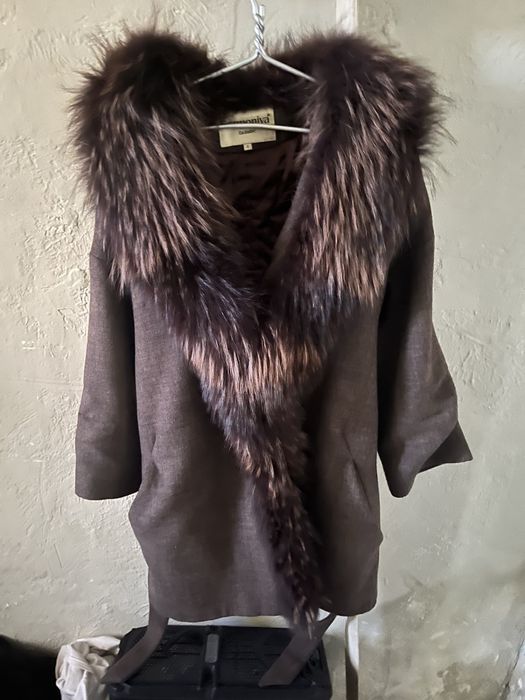 Пальто на весну с натуралным мехом