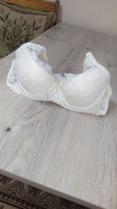 Бюстгальтер на девушку.