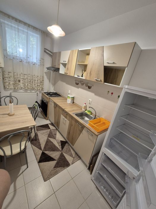 Inchiriez apartament cu gradina!