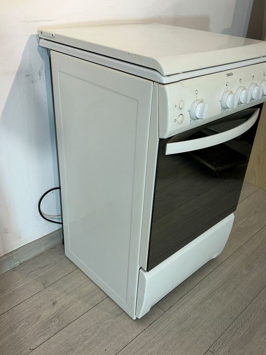 Zanussi Aragaz cu 4 Arzătoare și Cuptor, Model ZCG556GW1