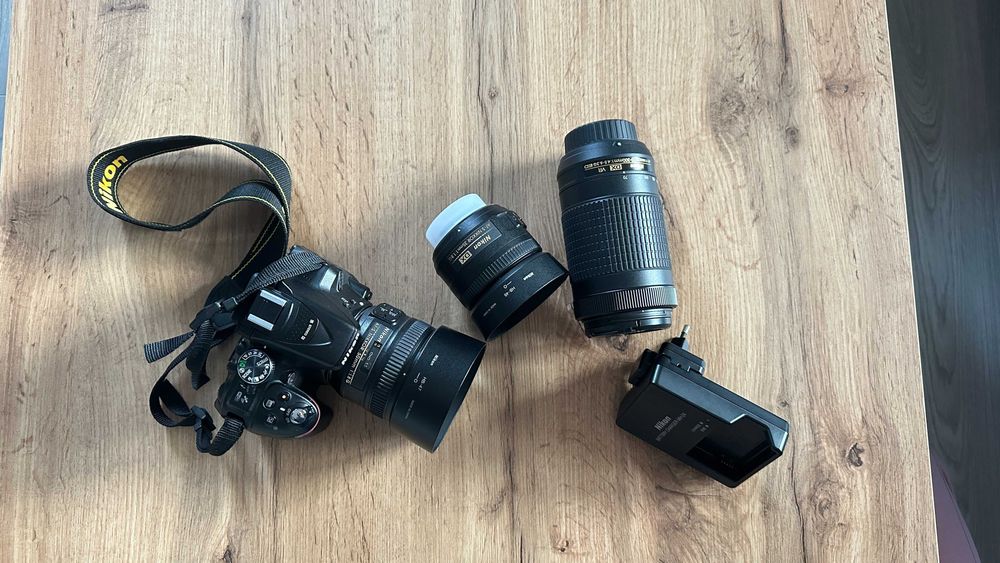 Aparat foto Nikon D5300 + 3 obiective Nikkor (35mm, 50mm, 70–300mm)
