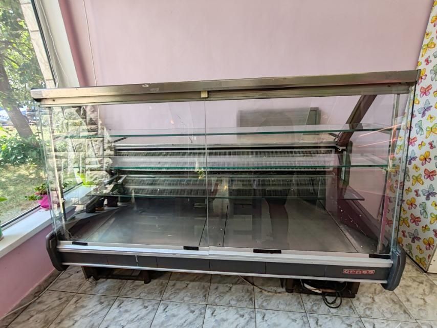 Продавам сладкарска витрина.