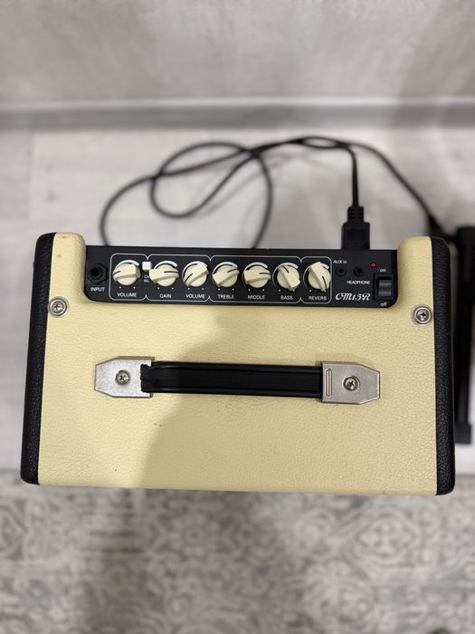 Электрогитара Stratocaster типа + комбоусилитель Cort