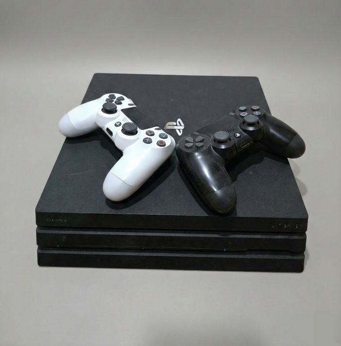 PS4 Pro + 2 Controllere