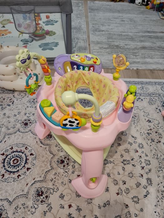 Centru de activități pentru bebeluși cu trambulina și jucării