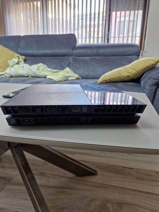 Playstation 4 с джойстик и 3 игри