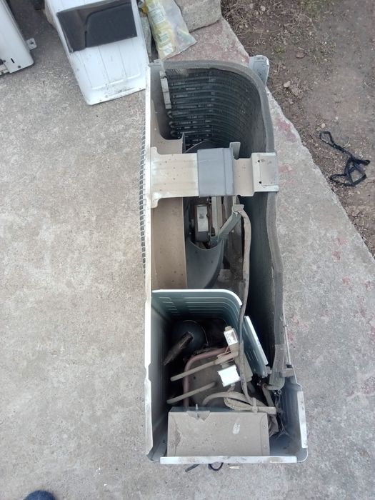 Aer condiționat, unitate externa Ferroli și Artel.