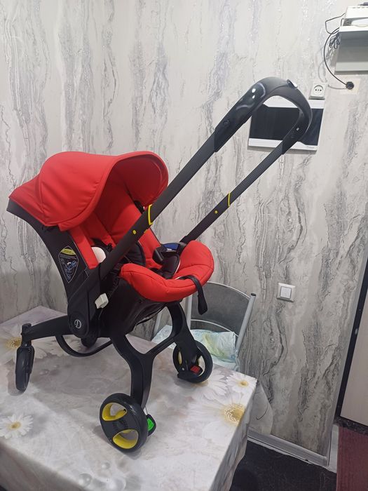 Продаётся фирменный авто кресло коляска 2в1