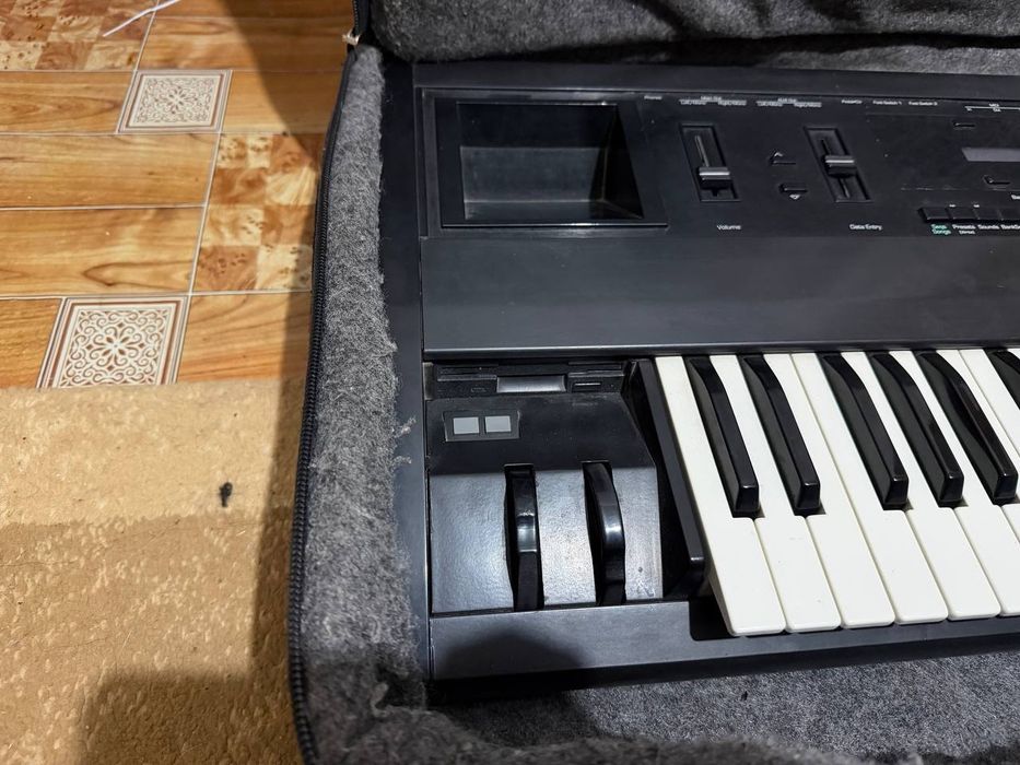 Ensoniq ts 10 sotiladi
