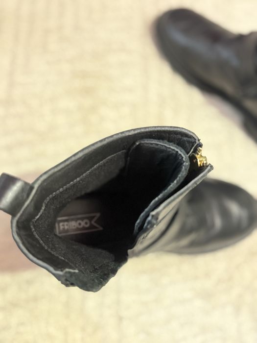 Елегантни Черни Боти FRIBOO (Кожа) с Катарами и Златен Ци