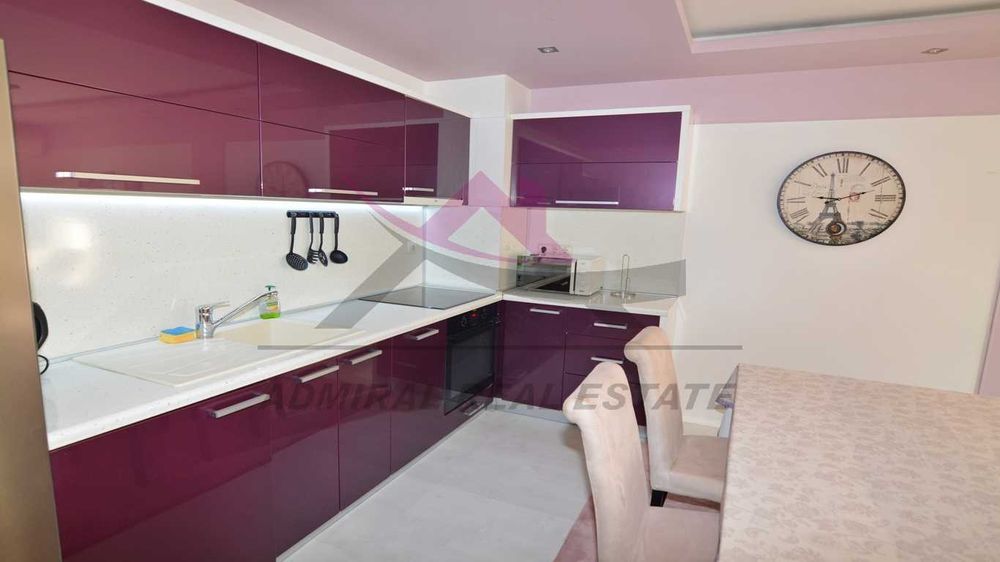 Тристаен -обзаведен -Лятно кино