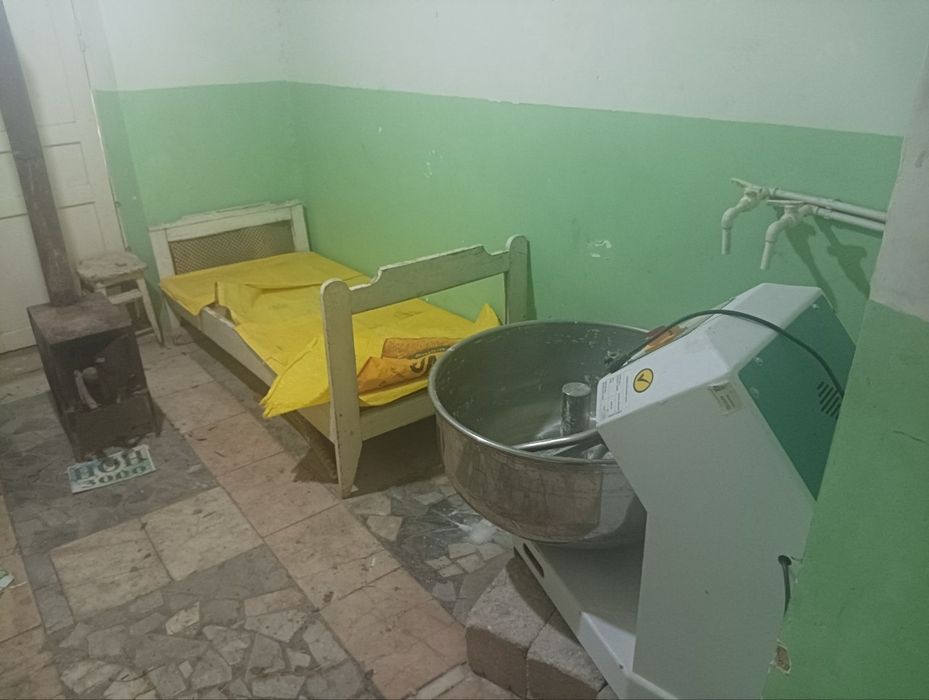 Ошхона ,магазин, нонвойхон Нурота тумани Дехкон бозори ичида жойлашга