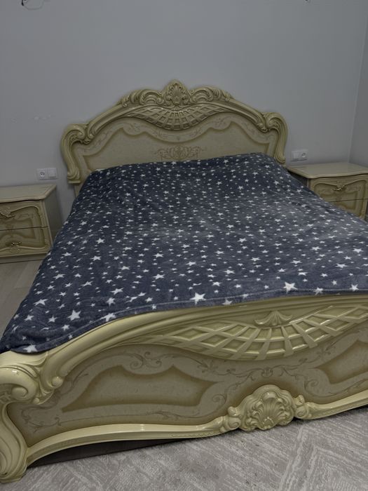 Кровать с тумбочками