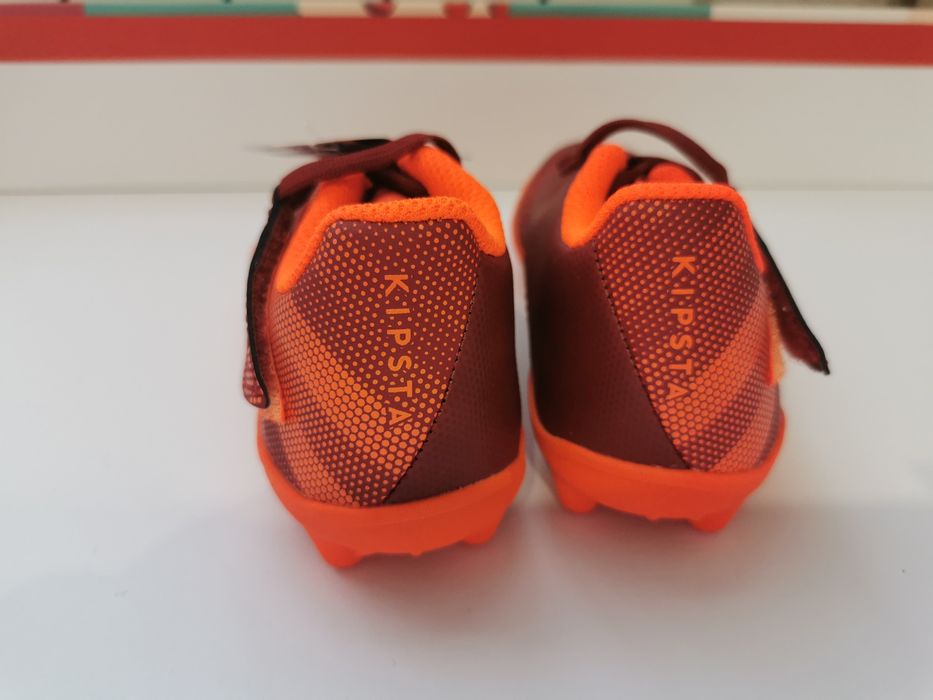 Нови футболни обувки- Бутонки KIPSTA