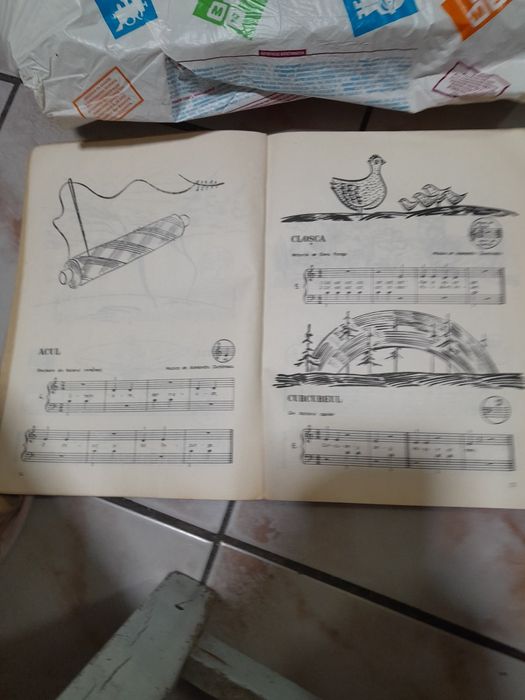 Manual de pian la una sau doua mainini