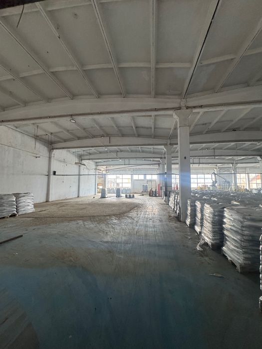 Se oferă spre vânzare hala industrială și teren strada volovatului