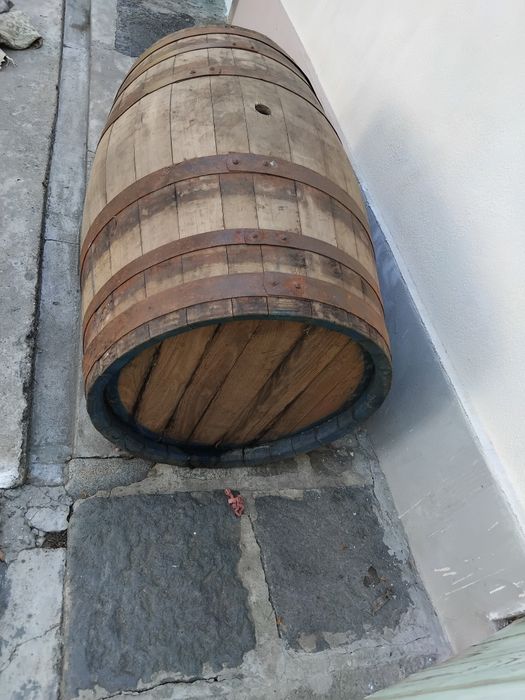 Se vinde butoi vin esenta tare .